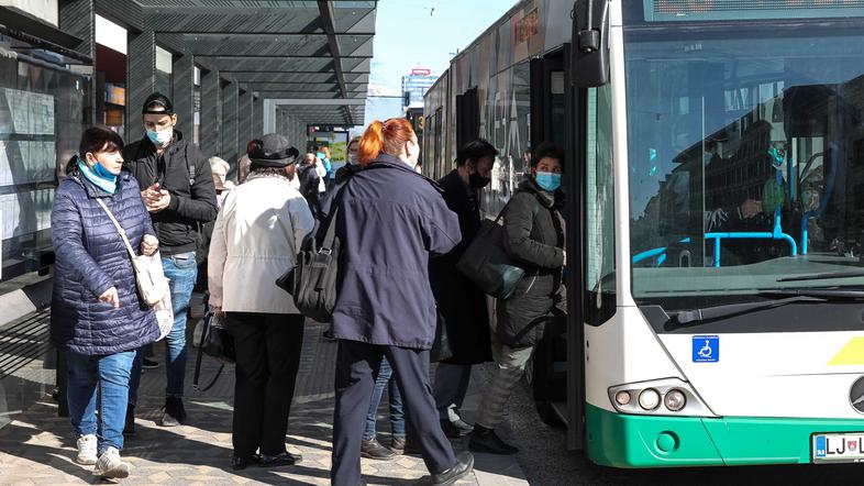 potniki čakajo avtobus LPP