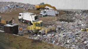 Da lahko na odlagališče Leskovec odlagajo odpadke, jih vozijo na obdelavo v Lena