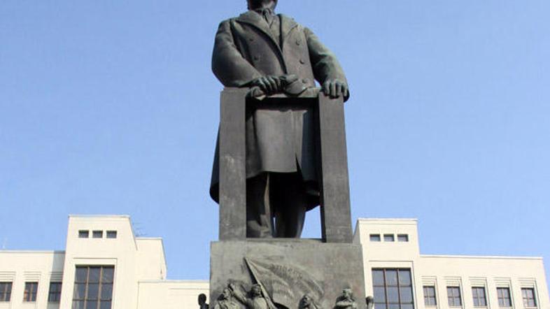 Kip Lenina v bližini beloruske vladne stavbe v Minsku