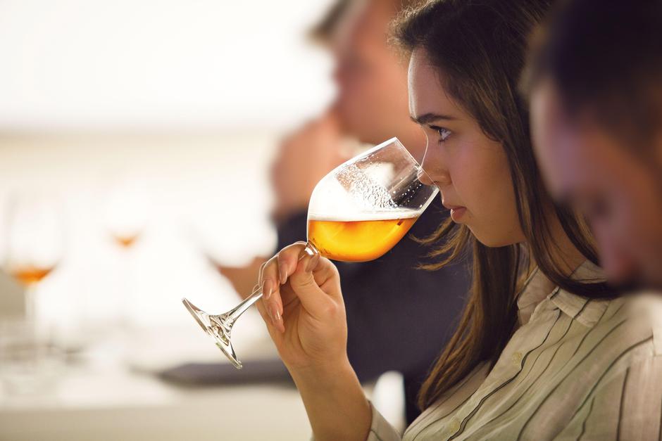 Ženska voha kozarec s pivom | Avtor: Profimedia