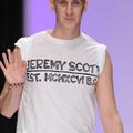 Jeremy Scott se je hitro povzpel na modni vrh, a si nato večkrat vzel daljši pre