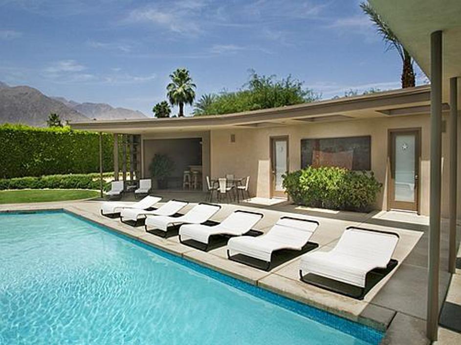 V suhem Palm Springsu ima skoraj vsaka hiša bazen. Sinatra je hotel, da je njego