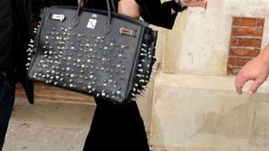 V čevljih bi Lady Gaga lahko skrivala prepovedane substance. (Foto: People)