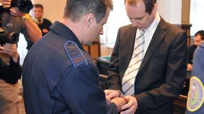 Marconi je, da bi se skril pred besnimi vlagatelji, celo nosil lasuljo, navaja o