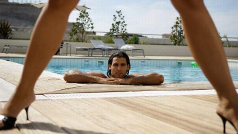 V razkorak so se ujele sanje.