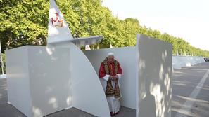 Papež Benedikt XVI. prihaja iz improvizirane spovednice v Madridu.