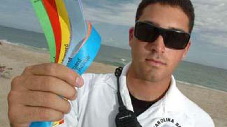 Reševalci otrokom in staršem ob prihodu na plažo razdelijo barvne zapestnice.