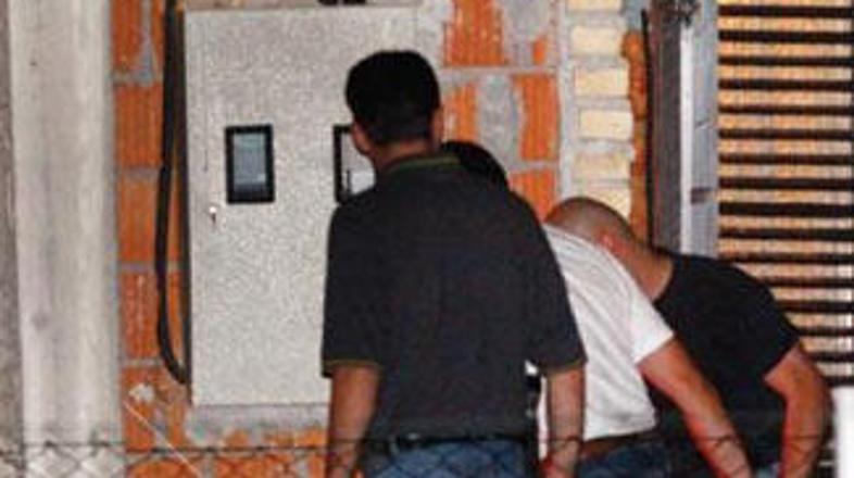 Policija je Novico in mlajšega sina že aretirala.