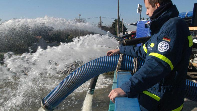 Nekatera območja so zaradi močnih nalivov ostala brez elektrike.