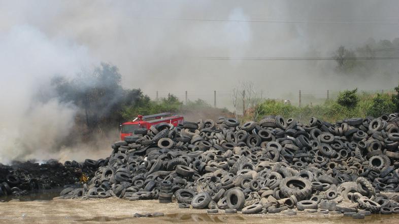 Po požaru, ki je zaradi prahu in dima krepko prestrašil bližnje stanovalce, poli