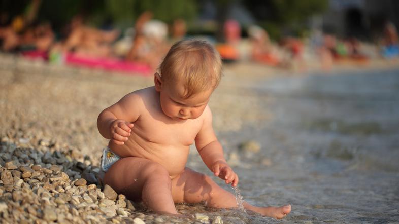 Otrok na plaži