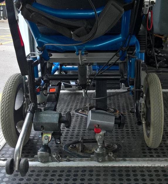 Pritrjevanje invalidskega vozička v avtomobilu