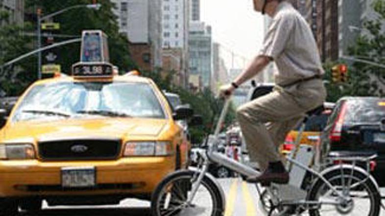 Voznik električnega kolesa v New Yorku