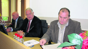 Borut Novak, direktor občinske uprave, župan Alojzij Muhič in Slavko Janežič odl