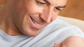 oče novorojenček dojenček