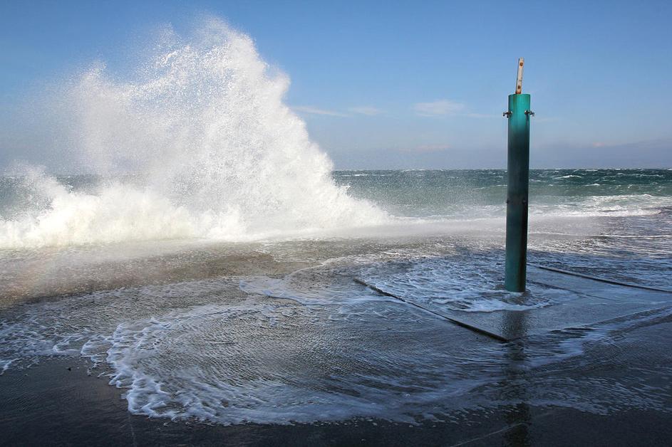 burja morje obala valovi