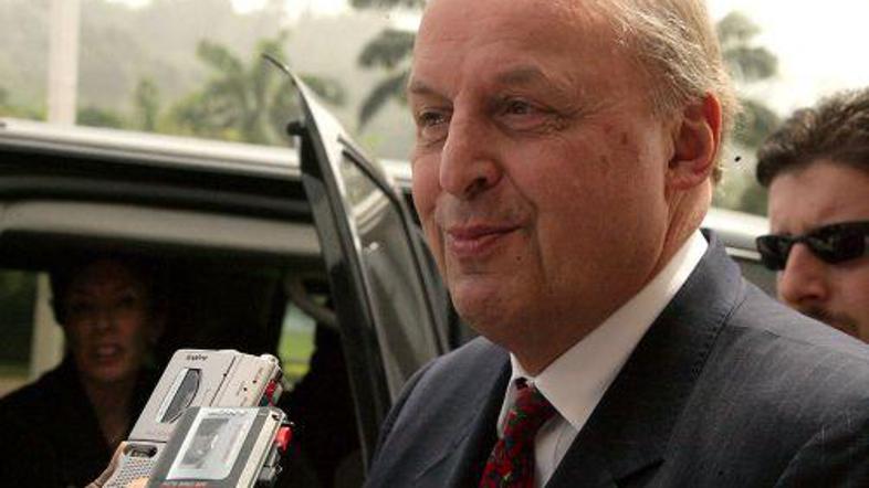 John Negroponte je Mušarafa na srečanju pozval k takojšnjem preklicu izrednih ra