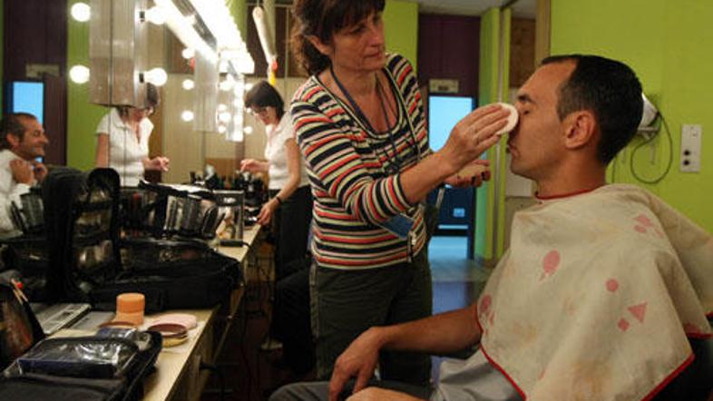 Kruno Jurčić v rokah maskerke pred nastopom na televiziji.