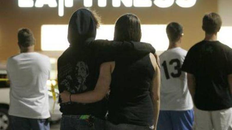 Pretreseni ljudje se zbirajo pred telovadnico, kjer se je zgodil pomor.