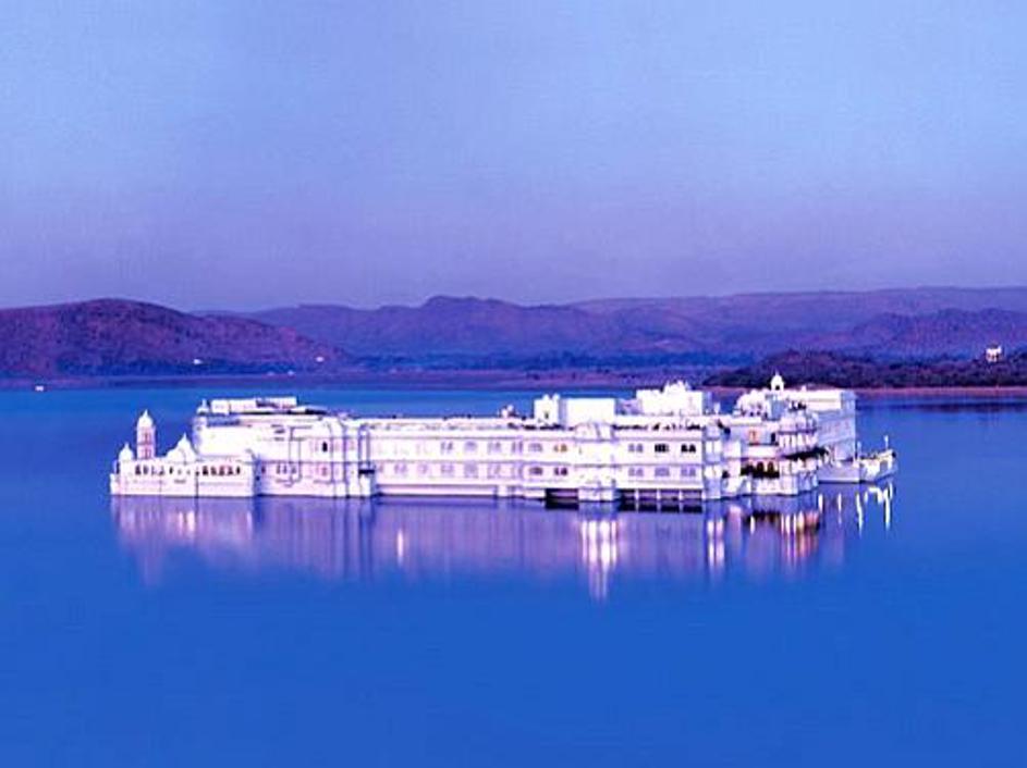 Začarana Indija je na jezero Pichola zvabila Rogerja Moora v Octopussyju.