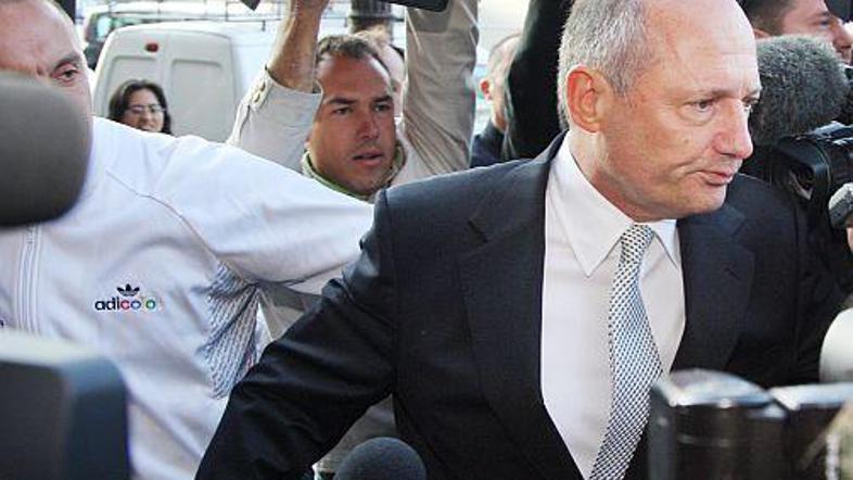 V času spora med Ferrarijem in McLarnom je bil pritisk na Rona Dennisa izredno v