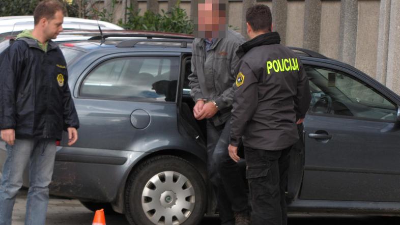 Preiskovalna sodnica je včeraj zaslišala vodjo poslovalnice leškega AMZS, njegov