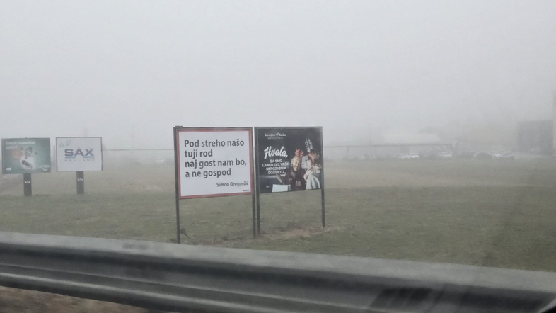 skrivnostni plakat z Gregorčičevim verzom