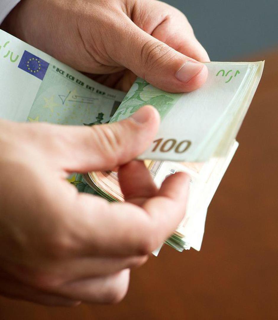 denar bankovci štetje denarja | Avtor: Profimedia
