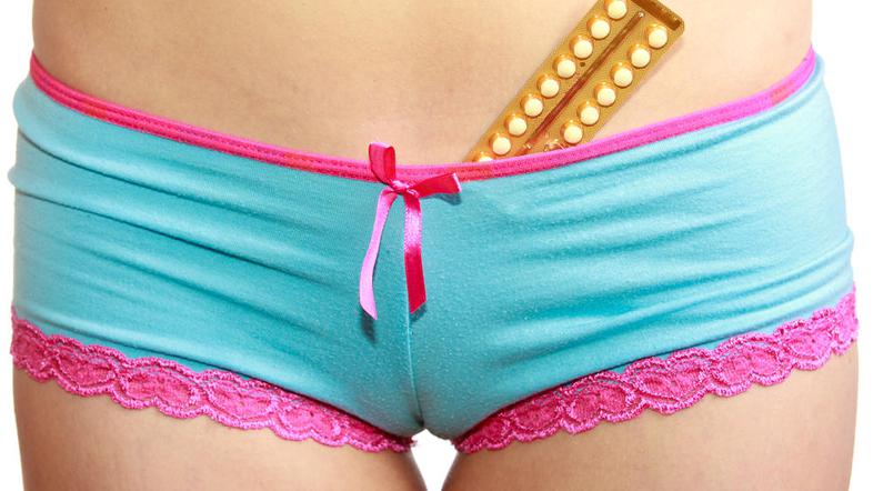 Mnenja o predpisovanju kontracepcijskih tabletk zelo mladim najstnicam so deljen