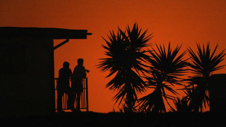 Prebivalci Palos Verdesa z grozo opazujejo, kako se jim ogenj približuje.