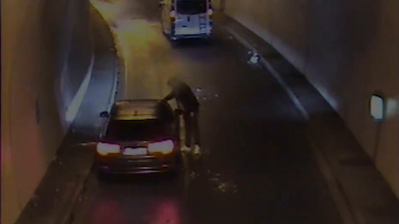 Čiščenje snega z avtomobila v predoru.