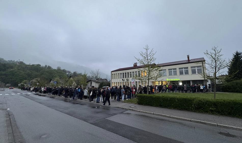 Video: Dolga vrsta pred zdravstvenim domom, to se dogaja