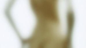 Gola ženska silhueta