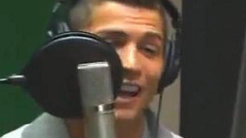 Cristiano Ronaldo med pevskim udejstvovanjem.