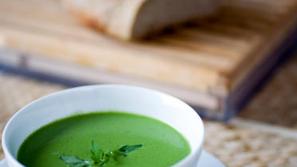 Okusna juha iz zelišč, ki jih izberete po lastnem okusu.