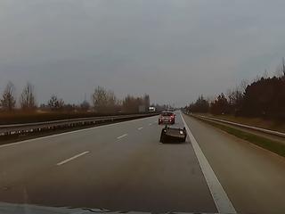 Tovor na avtocesti, kavč padel s prikolice