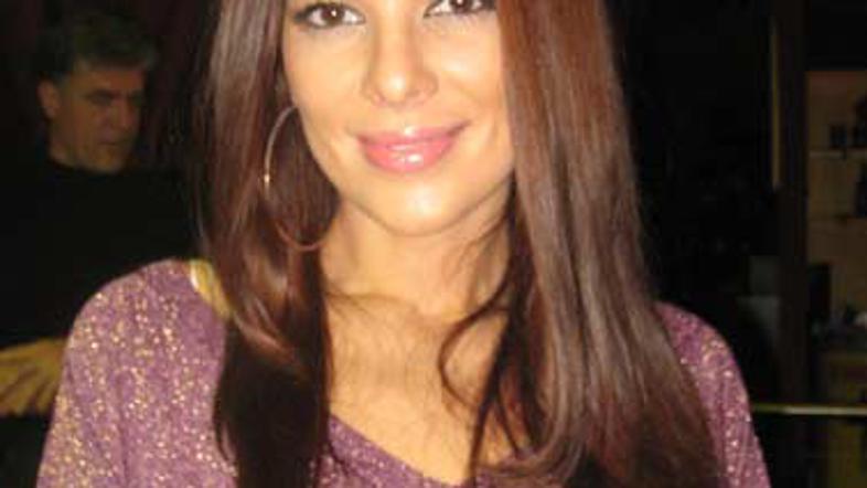 Iris pravi, da njen Črt ni tipičen hokejist.