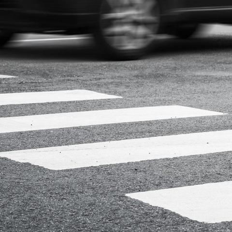 Prehod za pešce in avtomobil