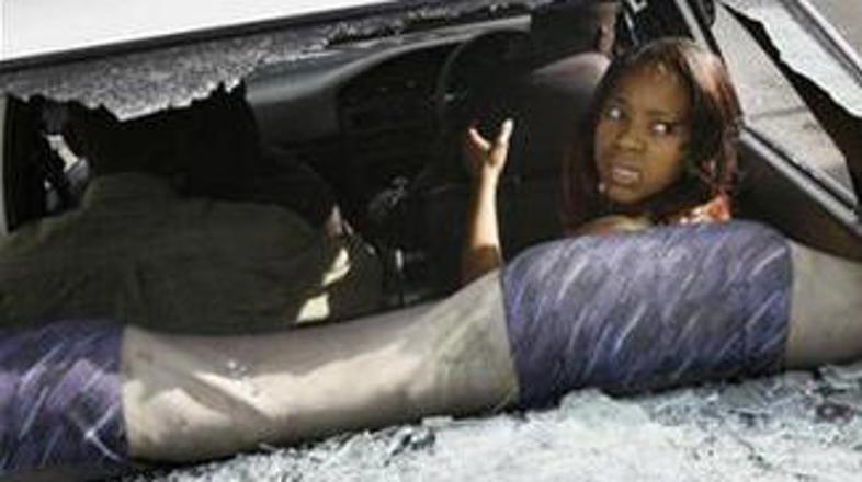 Preplašena Južnoafričanka, ki so ji množice uničile avtomobil.