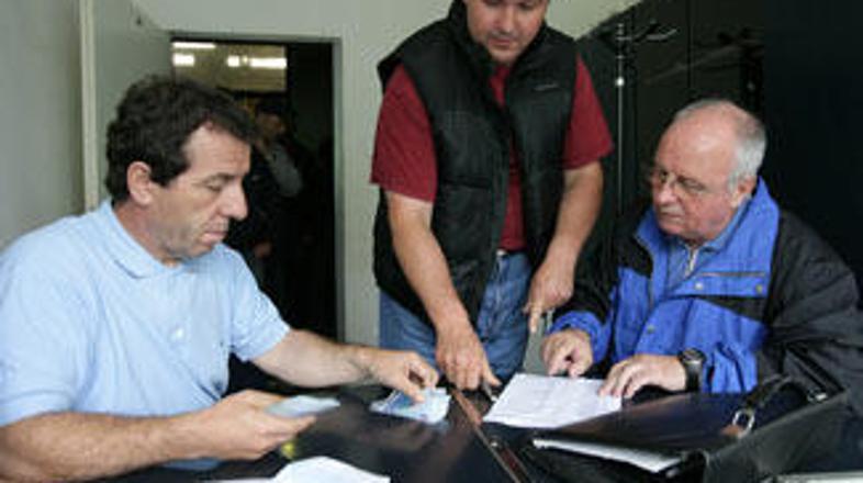 Sindikalista sta včeraj razdelila prvo polovico pomoči. Dodatnih 40 evrov bodo d