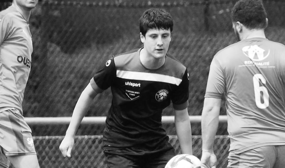 Nogometaš med selfijem omahnil v smrt, dekle po čudežu preživelo