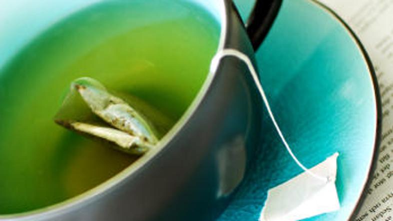 Mleko v zelenem čaju je lahko škodljivo, zato ga raje pijte brez dodatkov.
