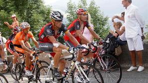 Jani Brajkovič (desno ob Armstrongu) kljub bolezni ohranja visoko moralo. (Foto: