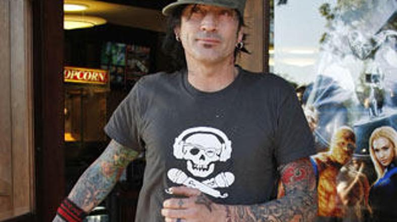 Tommy je navdušen, da je s Pamelo in otroki zopet pod isto streho.