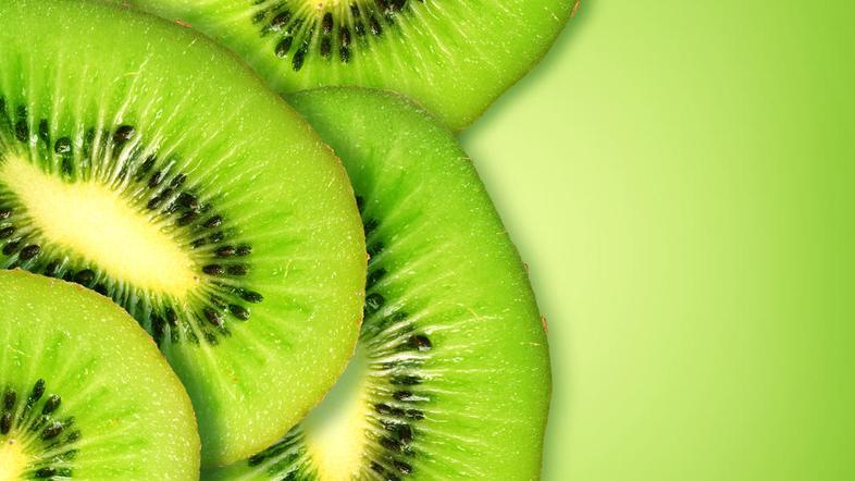 Odličen je v sadnih solatah, tortah, marmeladi in kar tako. (Foto: Shutterstock)