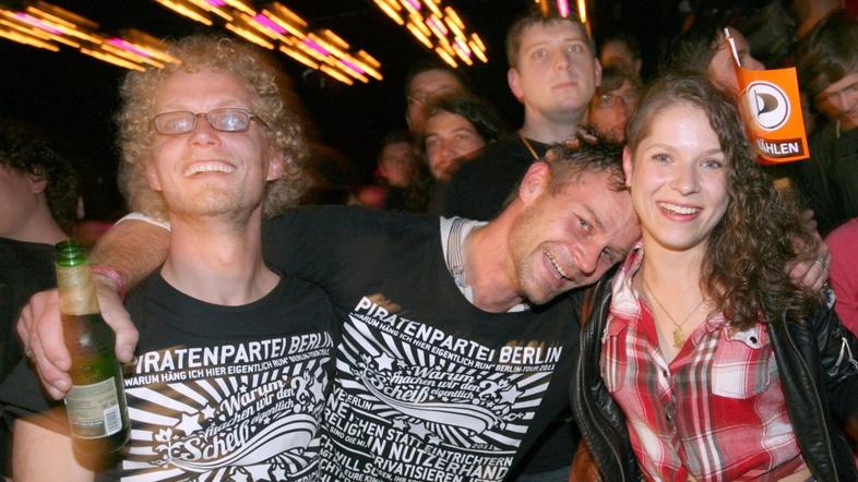 Podporniki piratske zmage ob spremljanju rezultatov v Berlinu.