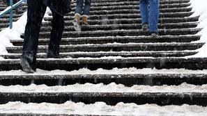 nevarna hoja po stopnišču sredi zime