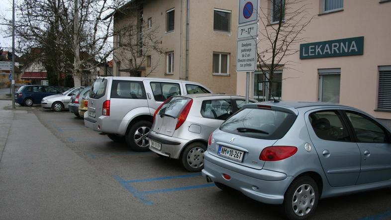 Uvedba modre cone je v Mirno Peč prinesla možnost, da ljudje parkirajo brez teža