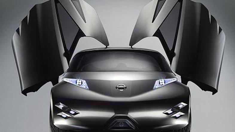 Vetrobransko steklo je narejeno po navdihu vizirja čelade, medtem ko zadnje stek