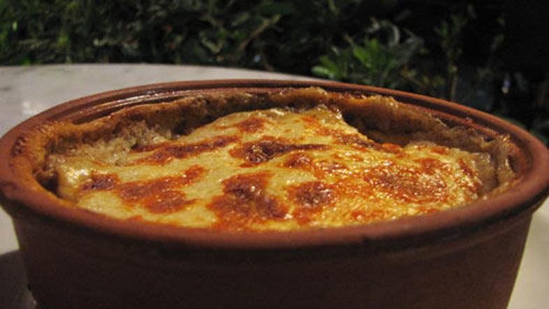 Musaka vam bo pričarala grško poletno vzdušje.